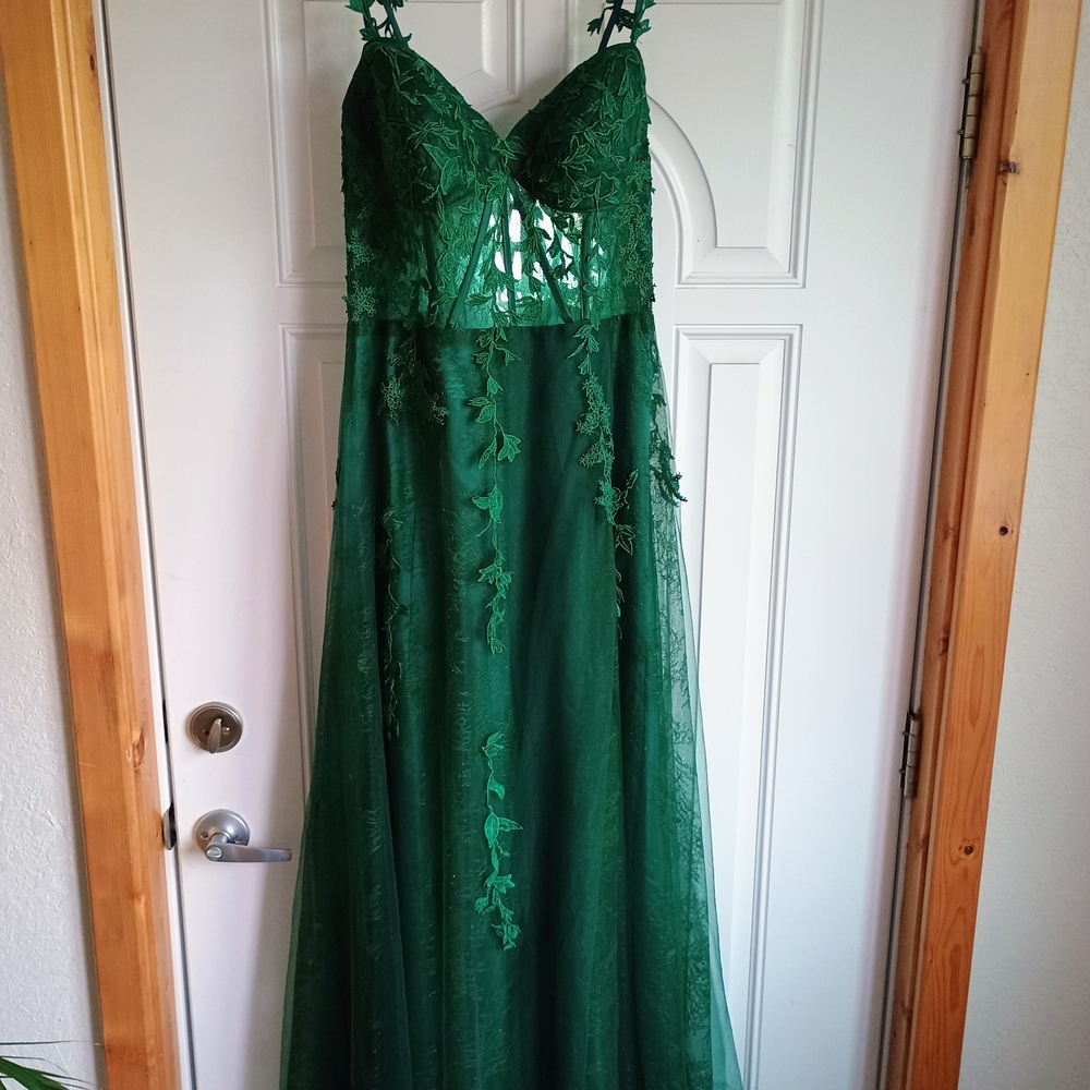Elegant Green Corset Lace Gown